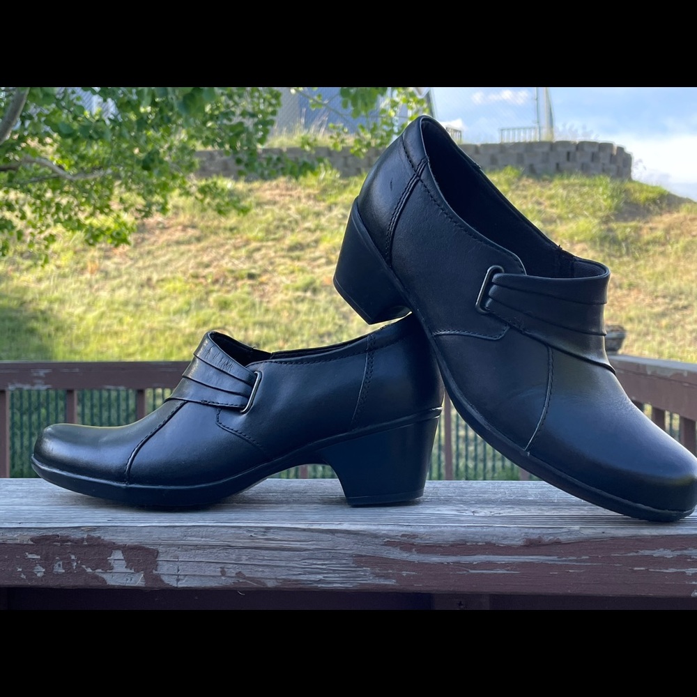 Clark Shoes Ladies 8.5 Worn Once - EUC